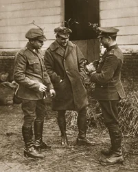 Eine typische britische Gruppe: Mistelzweig-tragende Soldaten und ein Huhn zu Weihnachten, Illustration aus The Illustrated War News